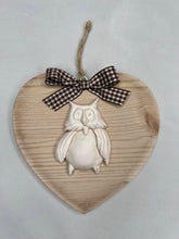 Carica l'immagine nel visualizzatore di Gallery, Cuore in legno 14 cm con decorazioni in gesso