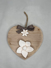 Carica l'immagine nel visualizzatore di Gallery, Cuore in legno 14 cm con decorazioni in gesso