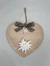 Carica l'immagine nel visualizzatore di Gallery, Cuore in legno 14 cm con decorazioni in gesso