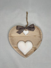 Carica l'immagine nel visualizzatore di Gallery, Cuore in legno 14 cm con decorazioni in gesso