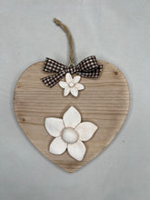 Carica l'immagine nel visualizzatore di Gallery, Cuore in legno 14 cm con decorazioni in gesso