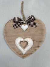 Carica l'immagine nel visualizzatore di Gallery, Cuore in legno 14 cm con decorazioni in gesso