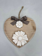 Carica l'immagine nel visualizzatore di Gallery, Cuore in legno 14 cm con decorazioni in gesso