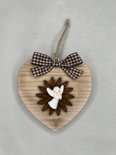 Carica l'immagine nel visualizzatore di Gallery, Cuore in legno 10 cm decorazione con fiore in legno e gesso