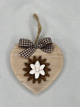 Carica l'immagine nel visualizzatore di Gallery, Cuore in legno 10 cm decorazione con fiore in legno e gesso