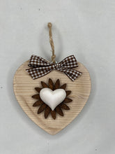 Carica l'immagine nel visualizzatore di Gallery, Cuore in legno 10 cm decorazione con fiore in legno e gesso