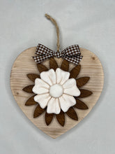 Carica l'immagine nel visualizzatore di Gallery, Cuore in legno 14 cm decorazione con fiore in legno e gesso