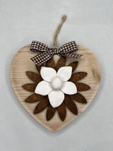 Carica l'immagine nel visualizzatore di Gallery, Cuore in legno 14 cm decorazione con fiore in legno e gesso