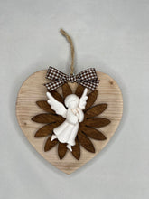 Carica l'immagine nel visualizzatore di Gallery, Cuore in legno 14 cm decorazione con fiore in legno e gesso