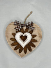 Carica l'immagine nel visualizzatore di Gallery, Cuore in legno 14 cm decorazione con fiore in legno e gesso