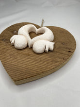 Carica l&#39;immagine nel visualizzatore di Gallery, Cuore in abete Bio 23 cm - scoiattoli, cuore
