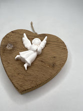 Carica l&#39;immagine nel visualizzatore di Gallery, Cuore in abete Bio 14 cm - gufo, scoiattolo, angelo
