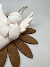 Carica l&#39;immagine nel visualizzatore di Gallery, Decorazione da appendere - fiore in legno e angelo curvo
