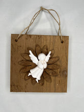 Carica l&#39;immagine nel visualizzatore di Gallery, Quadro con fiore in legno e decorazione angeli 20 x 20 cm
