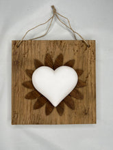 Carica l&#39;immagine nel visualizzatore di Gallery, Quadro con fiore in legno e decorazione cuore o scoiattolo 20 x 20 cm
