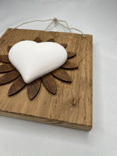 Carica l&#39;immagine nel visualizzatore di Gallery, Quadro con fiore in legno e decorazione cuore o scoiattolo 20 x 20 cm
