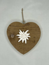 Carica l&#39;immagine nel visualizzatore di Gallery, Cuore in abete Bio 14 cm - elleboro, stella alpina - cuore
