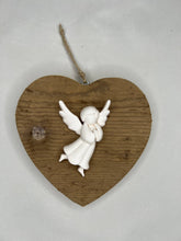 Carica l&#39;immagine nel visualizzatore di Gallery, Cuore in abete Bio 14 cm - gufo, scoiattolo, angelo
