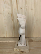 Carica l&#39;immagine nel visualizzatore di Gallery, Angelo curvo su base in legno
