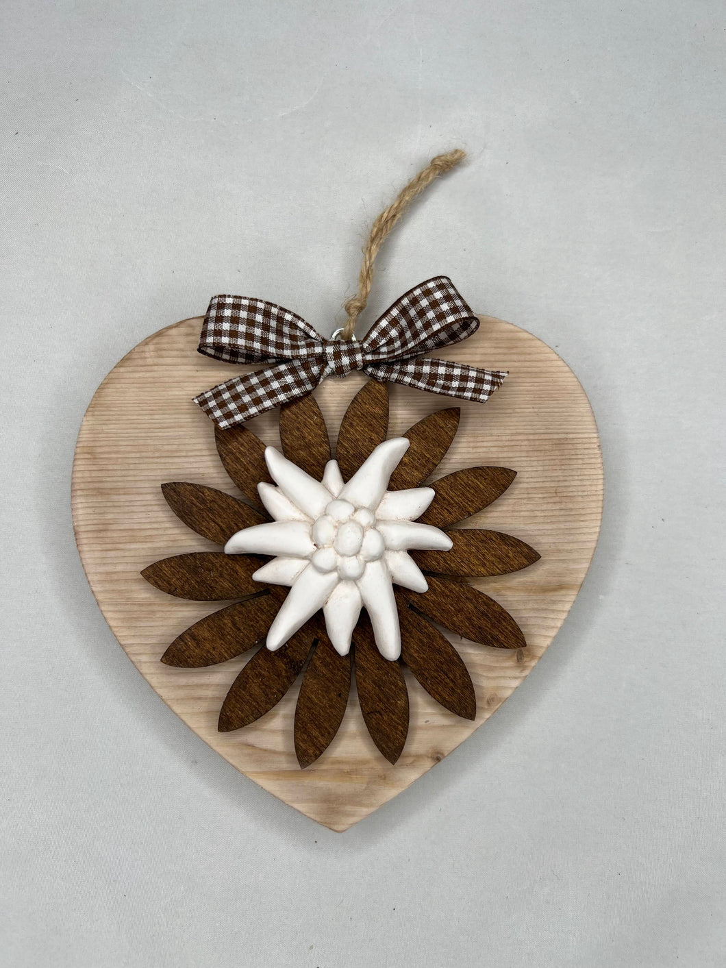 Cuore in legno 14 cm decorazione con fiore in legno e gesso